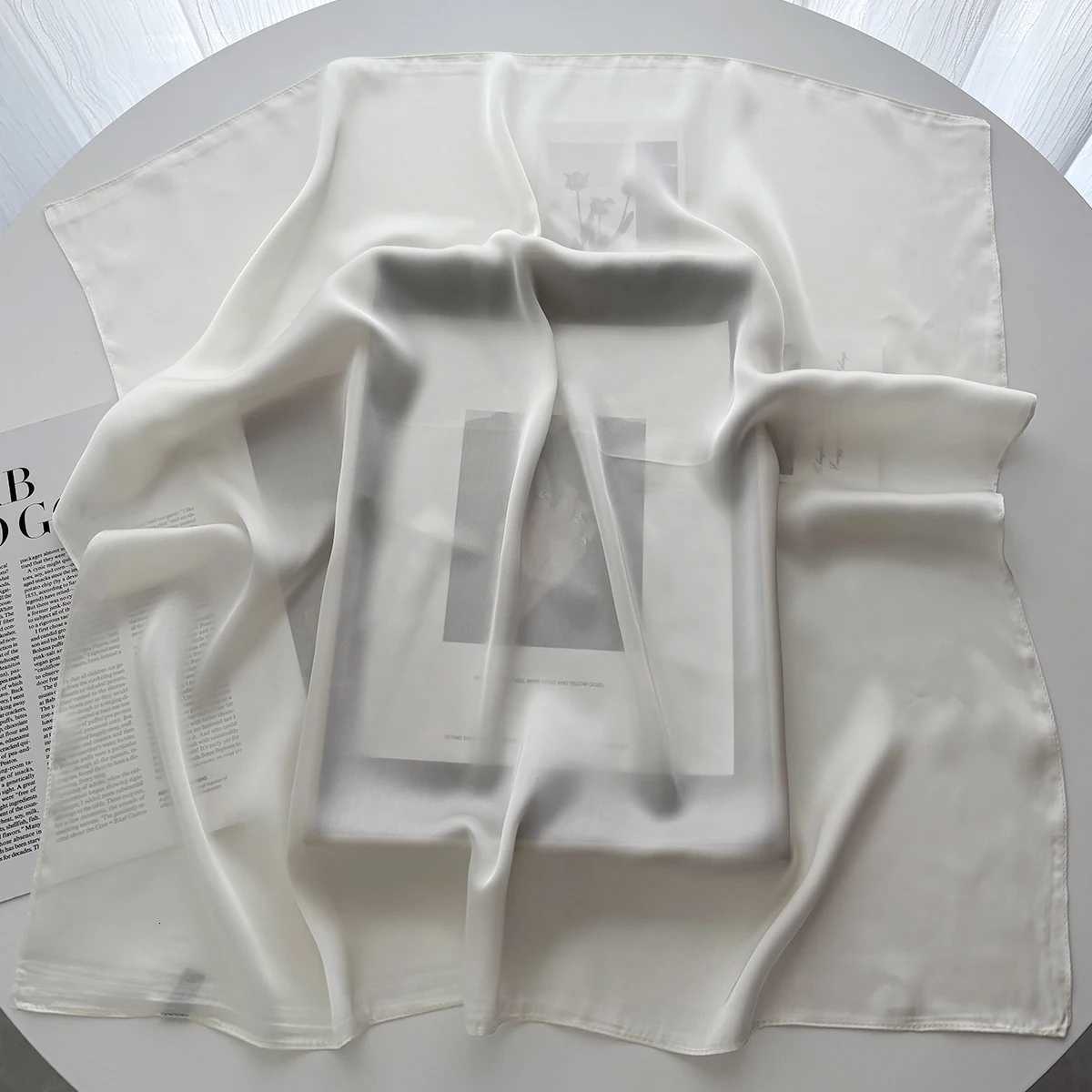 70cm Small Square Scarf Soft Satin scarf Geetric Print Neck Protection Fashionab Versati Neck Warmer ScarfW251021