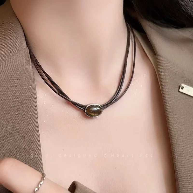 Vintage Leather Brown Stone Pendant Necklace Stacking Choker Temperament Clavicle Chain for Women Autumn Winter Necklace XJ250717