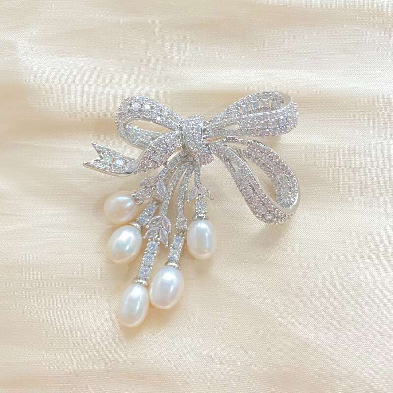 Brooch Designer luxury Jewelry brooches for Women men Butterfly Bow Pearl Pendant copper with gold silver Festival Fashion suit Accessories gift