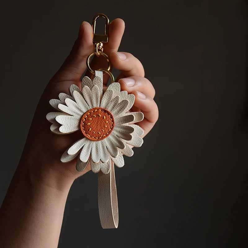 Handmade leather Bag charm small daisy handmade sheepskin car key bag pendant gift Birthday gift W251021