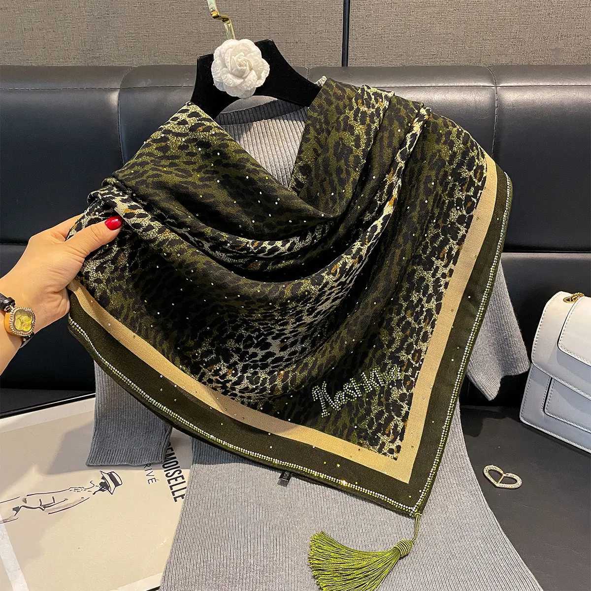 Luxury opard Print Satin Silk Square Scarf for Wen Shawl Hijab Neckerchi Fa Hair band Fashion Wrap Bandana NewW251021