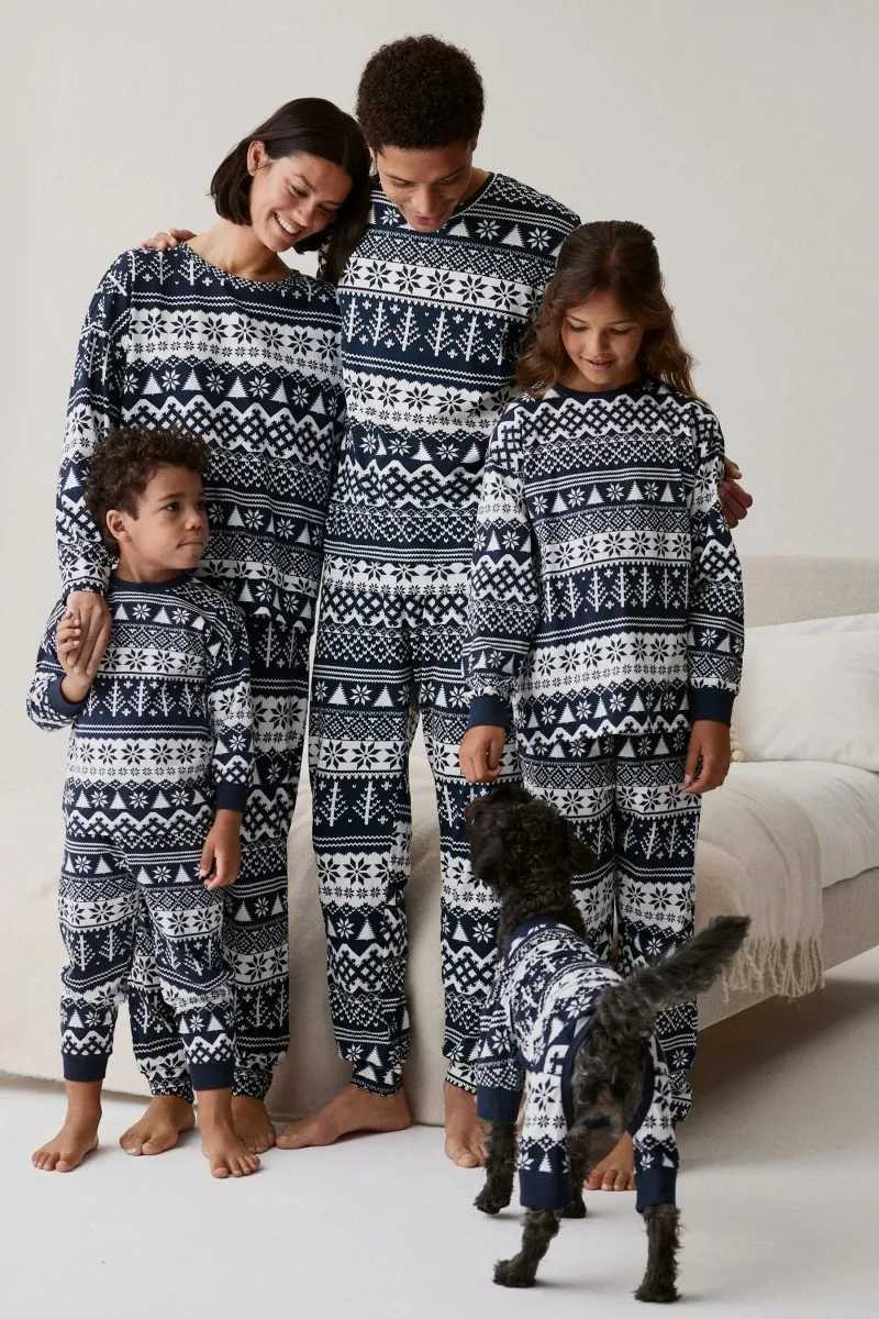 2025 Winter Allover Print Chrias Pajamas Set Mother Father Kids Matching Outfits Soft Loose Sleepwear Xmas Family Look Wear L2510213F8L
