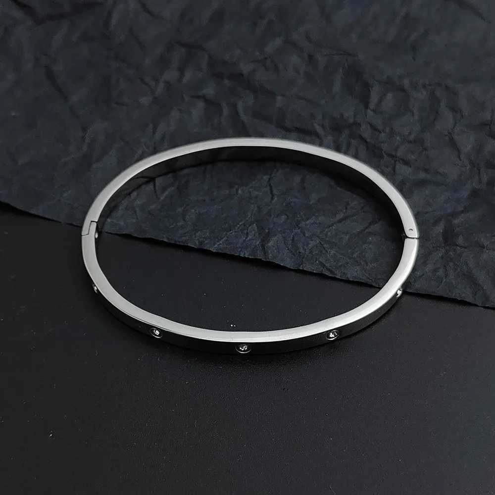 Classic babys breath inlaid zircon Oshaped buckle bracelet highquality goldplated womens bracelet wedding party jewelry J251021