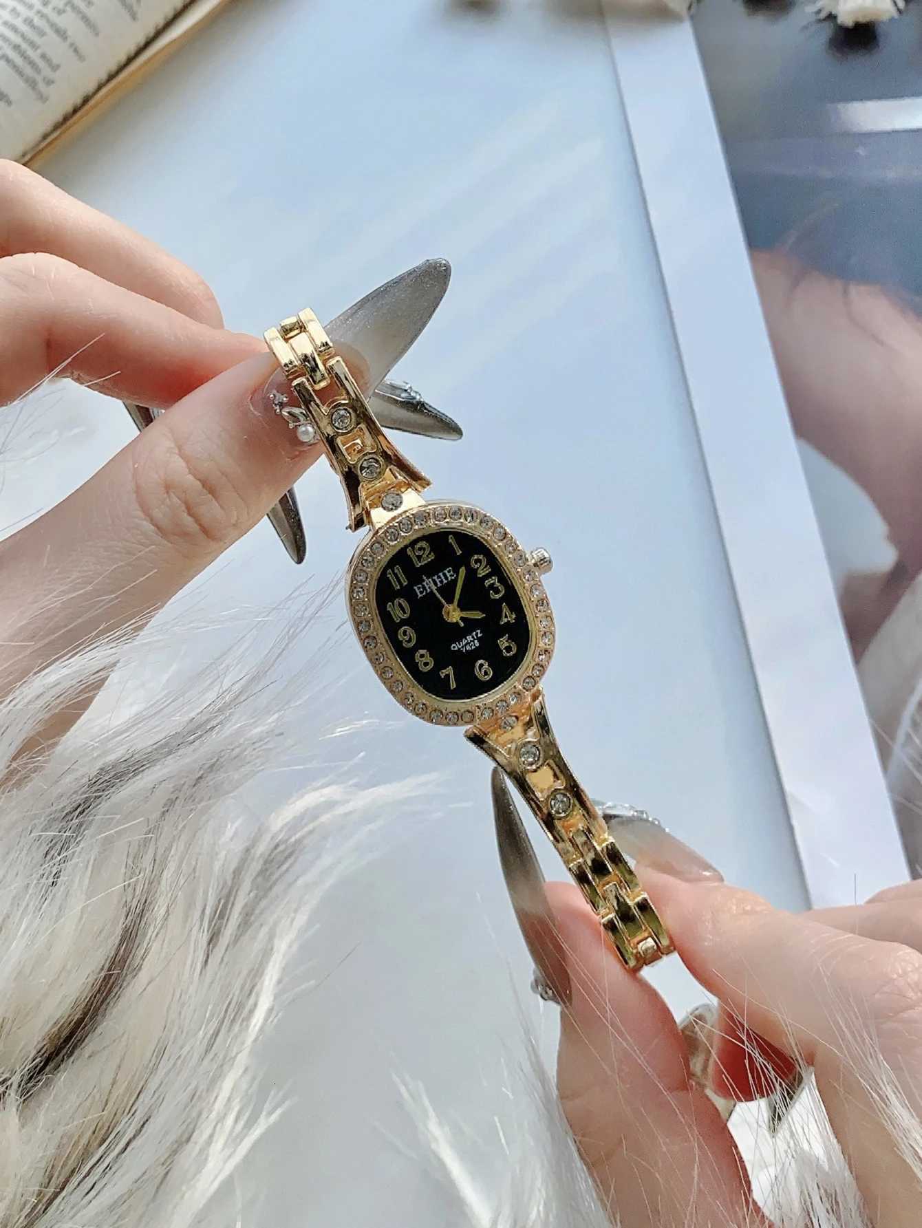 Luxury Oval Diamond Inlaid Bracelet Wrist Female Fashion Quartz Clock esXJ251021