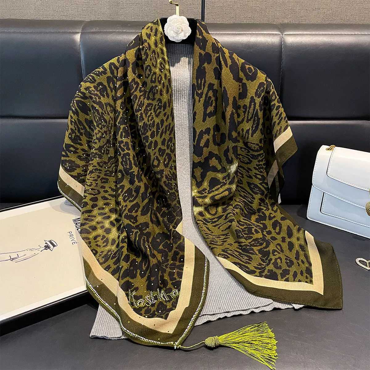 Luxury opard Print Satin Silk Square Scarf for Wen Shawl Hijab Neckerchi Fa Hair band Fashion Wrap Bandana NewW251021