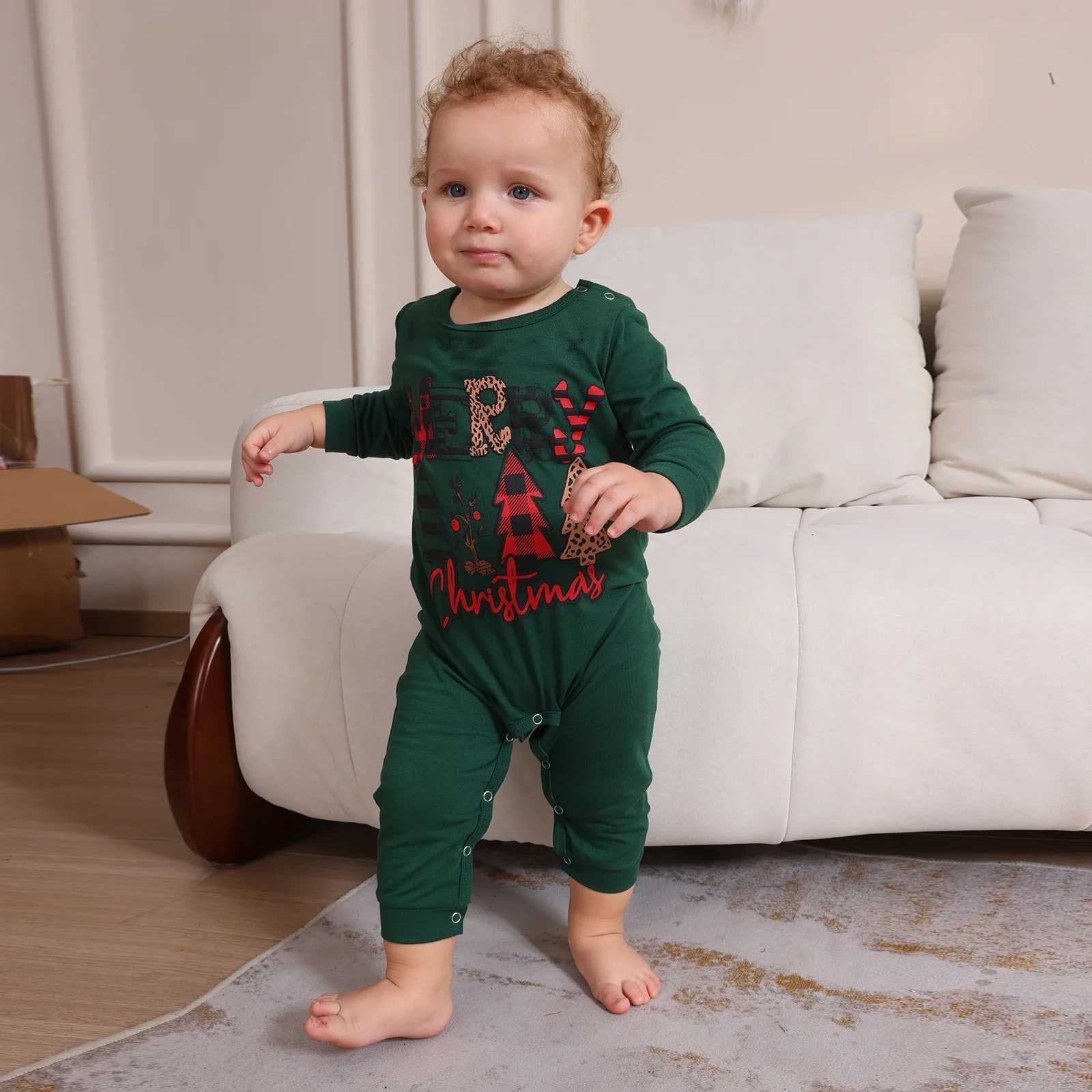 2025 New Years Costumes Santa Tree Print Family Christmas Pajamas Set Adults Kids Matching Clothing Cute Soft Pyjamas Xmas Look L251021N6PT