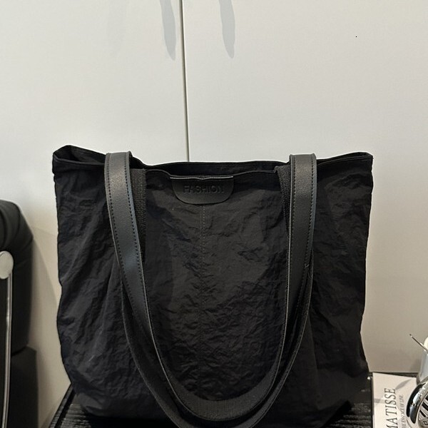 Latest popular fashion designer casual commuting simple college student casual practical handbag