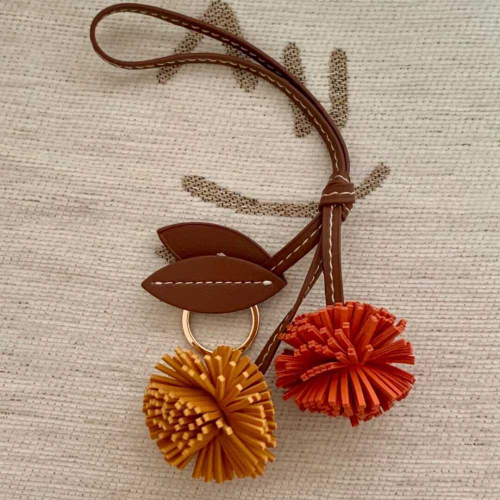 New Cowhide Leather Bag Charm Flower Ball Pendant Luxury Fashion Highgrade Lychee Flower Car Pendant Decoration Bag Accessories J251121
