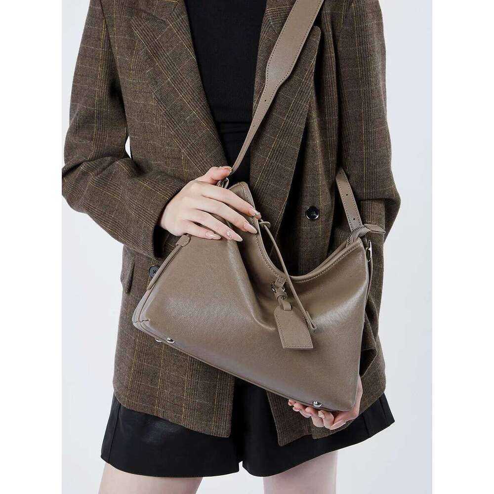 Large Capacity Women's Shoulder Relaxed-Style Cowhide Tote Genuine Leather Versatile Crossbody Bag Soft Adjustable 251021