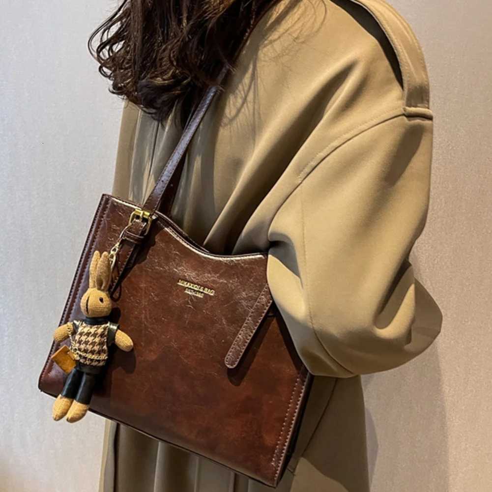 Womens Retro Handbag With Pendant Tote Handbag Large Capacity Fashion Shoulder Bag Ladies Travel Handbag Solid Color Bag Z251018