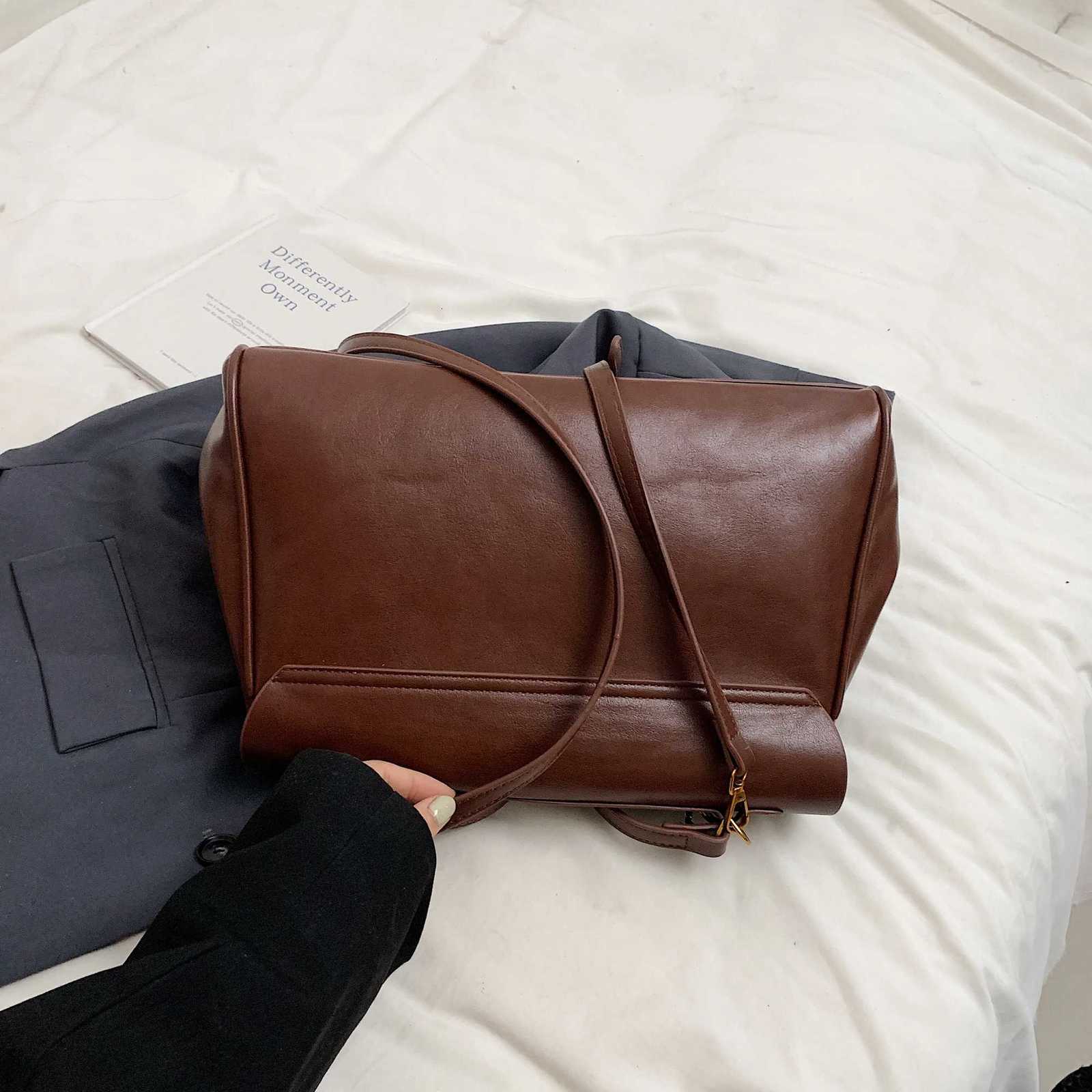 Cmuting to work under the armpit tote bag fem autumn and winter highgrade sense of largecapacity single shoder bag Y251021