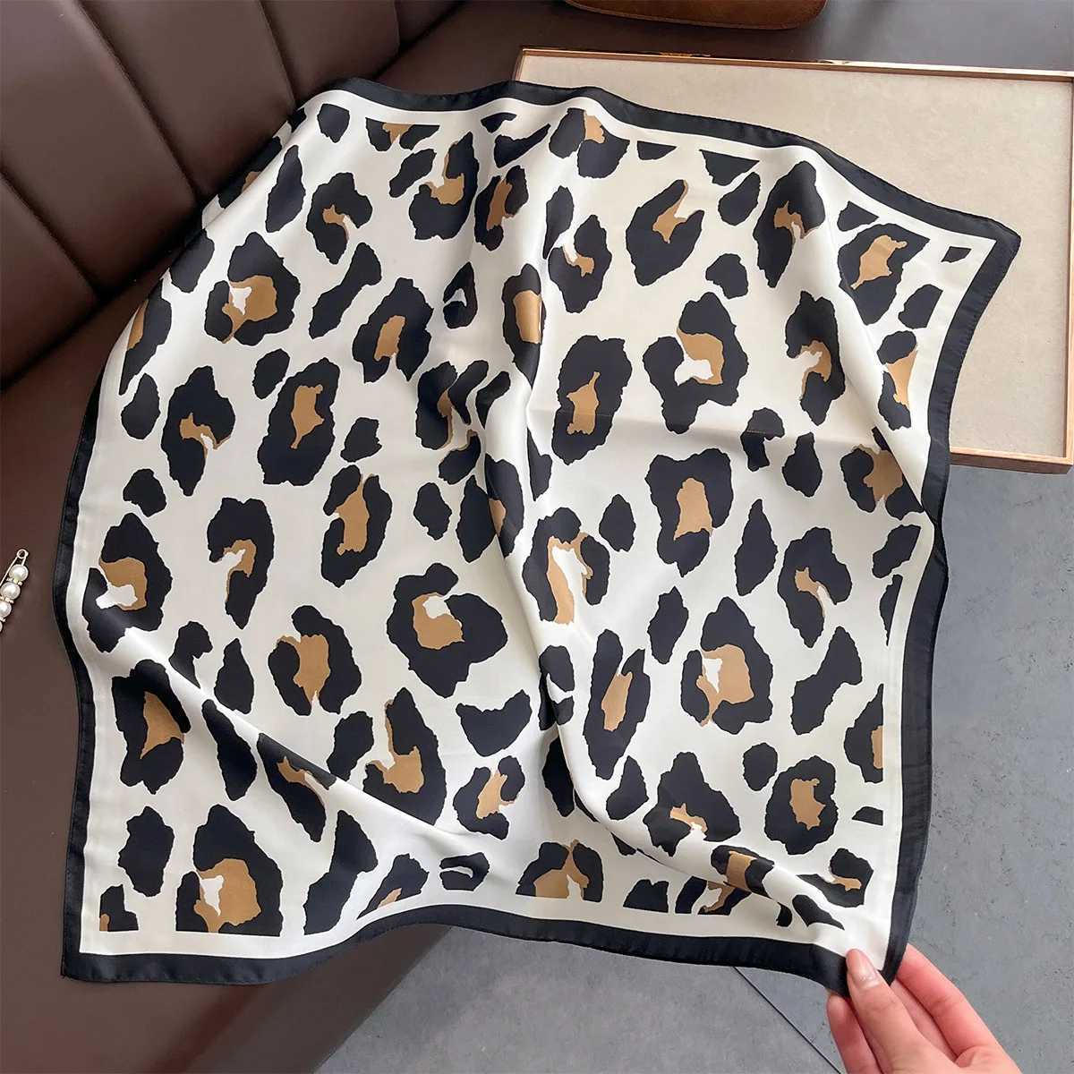 Luxury Wen opard Print Square Hijab Scarf Imitation Silk Green Small Neck Scarf Stylish Casual scarfW251021