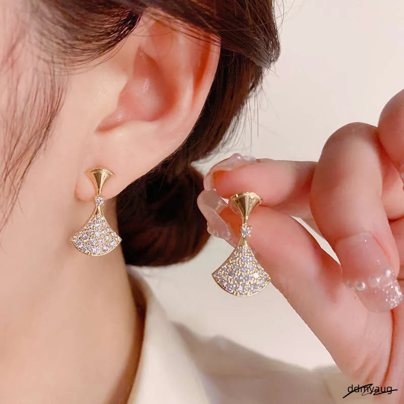 Elegant Needle Drop - Small Fan-Shaped Dangle Earrings With Shiny Diamante Accents Ddmyaug