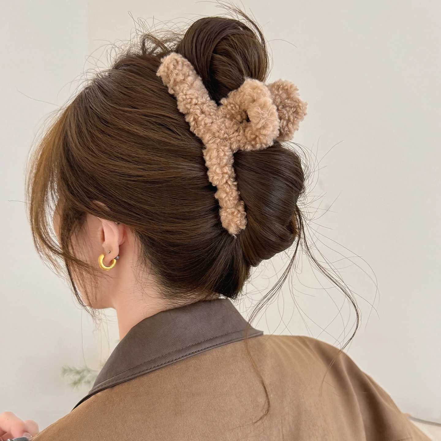 Fashion Faux Fur Hair Claws For Women Autumn Winter Plush Shearling Hair Clips 50 in Large Solid Crab Claw Clips For Thick HairW254021