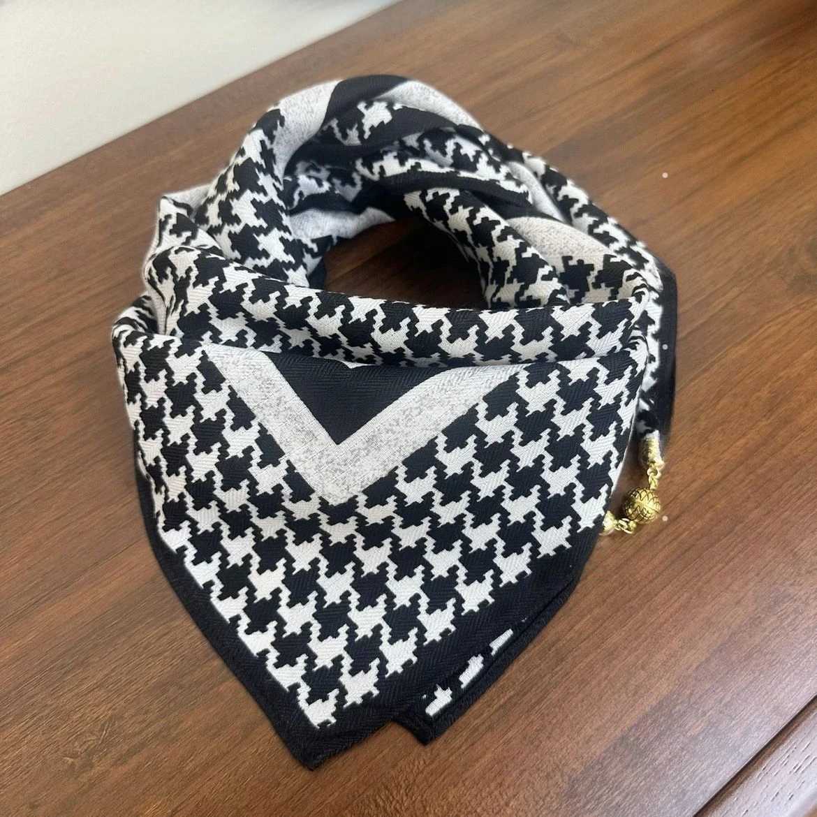 New Style Magnetic Buckle Print Silk Scarf Women New Spring Autumn Wraps Neck Scarf Fashion Cross Scarves Highend Scarves W251021