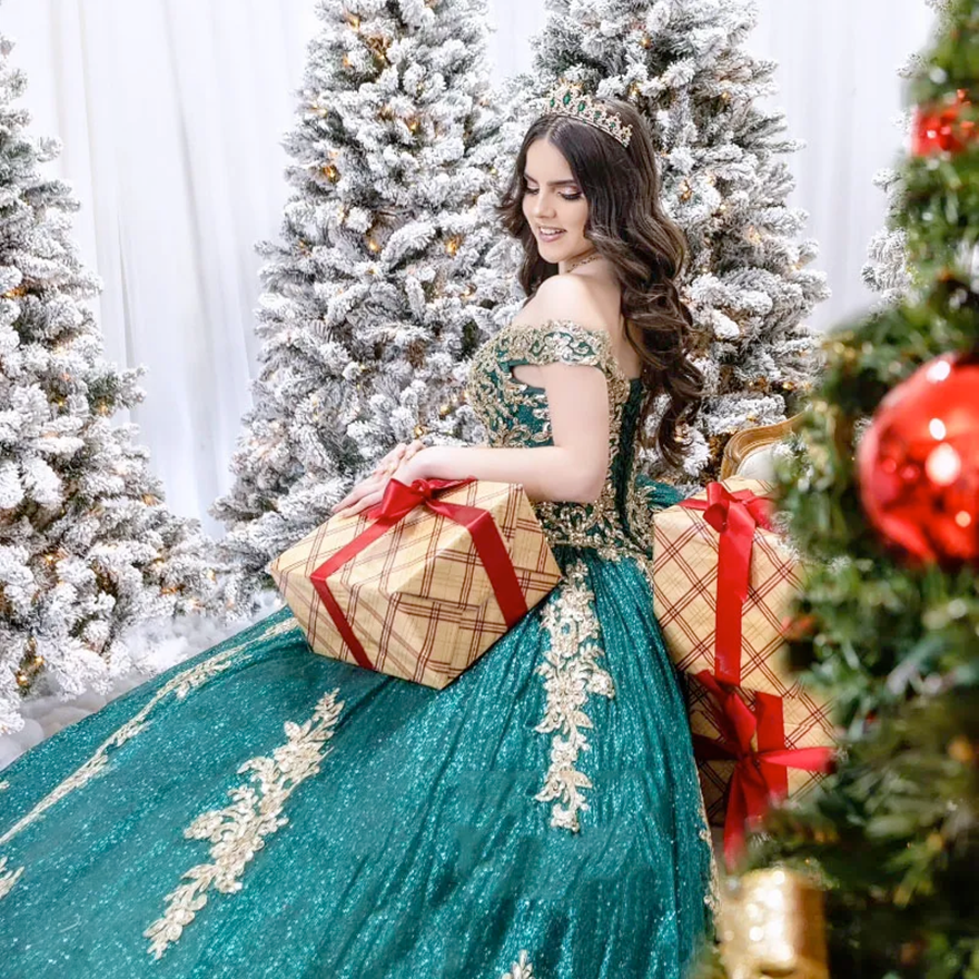 Sparkly Emerald Green Princess Quinceanera Dress 2025 Off Shoulder Gold Applique Beaded Sweet Gown Luxury Vestidos de 15 A061