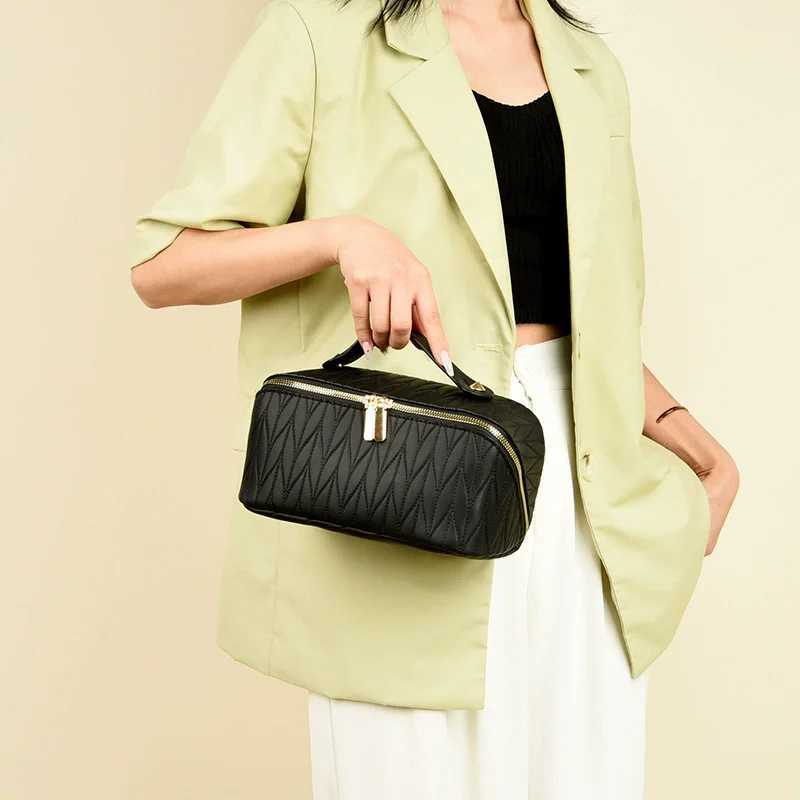 New Womens Cosmetic Bag Portable Storage Bag Large Multifunctional Travel Waterproof Makeup Wash and Storage Cases GeometryW251021