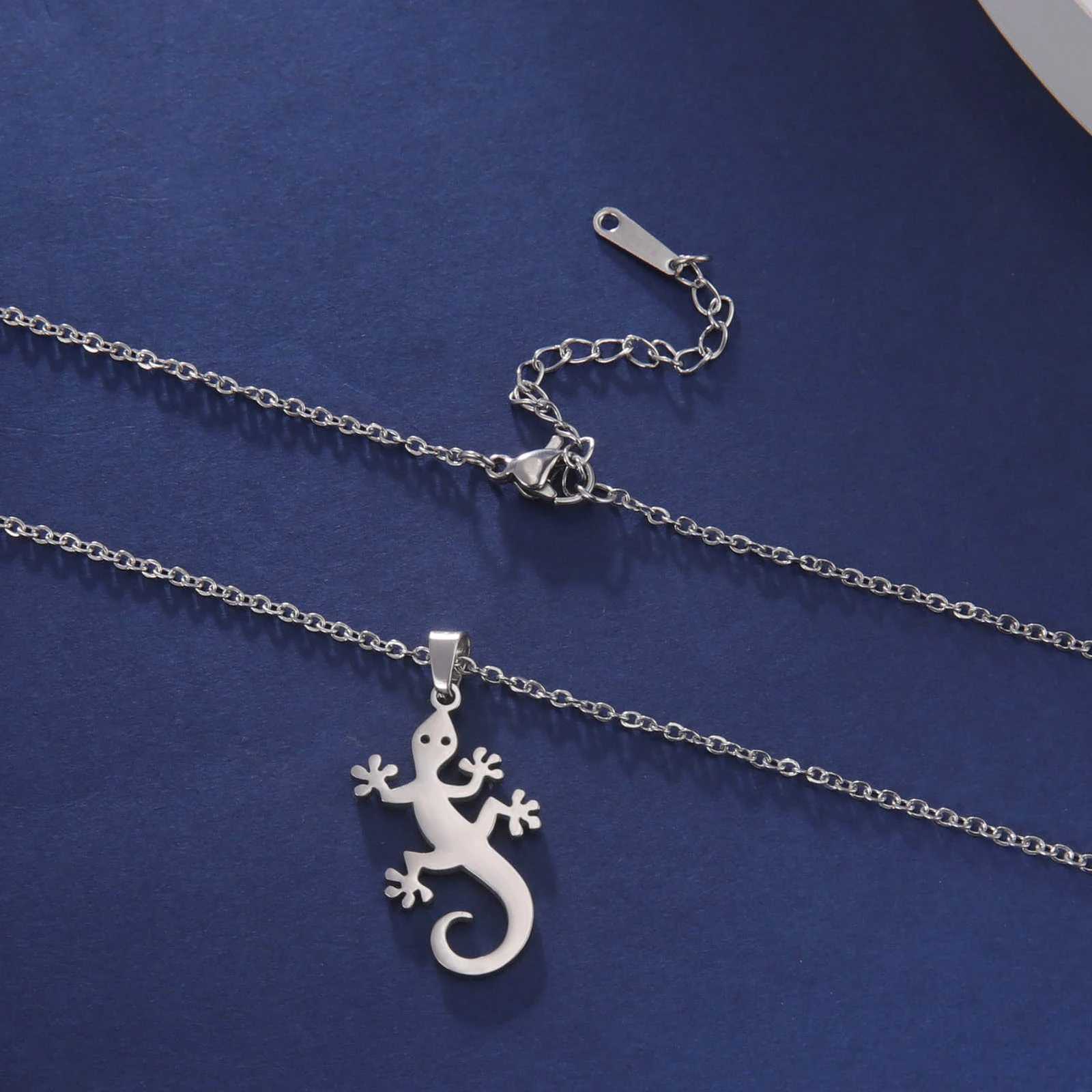 Unift Lucky Lizard Gecko Necklace for Women Stainless Steel Chain Necklace Fashion Wildlife Reptile Jewelry Salamander Pendant XJ250717