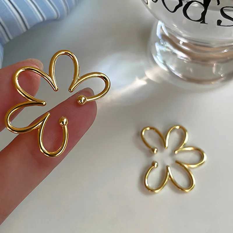 FTCY 1Pcs Metal Flower Ear Clips for Women Simple Geometric No Pierced Earrings Womens Fashion Jewelry Gifts J251021