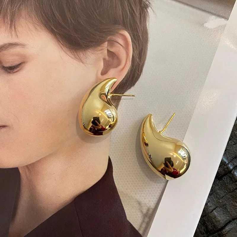 Golden Color Metal Water Droplet Drop Earrings for Women Simple European Unusual Small Dangle Earrings Party Jewelry Gift J251021