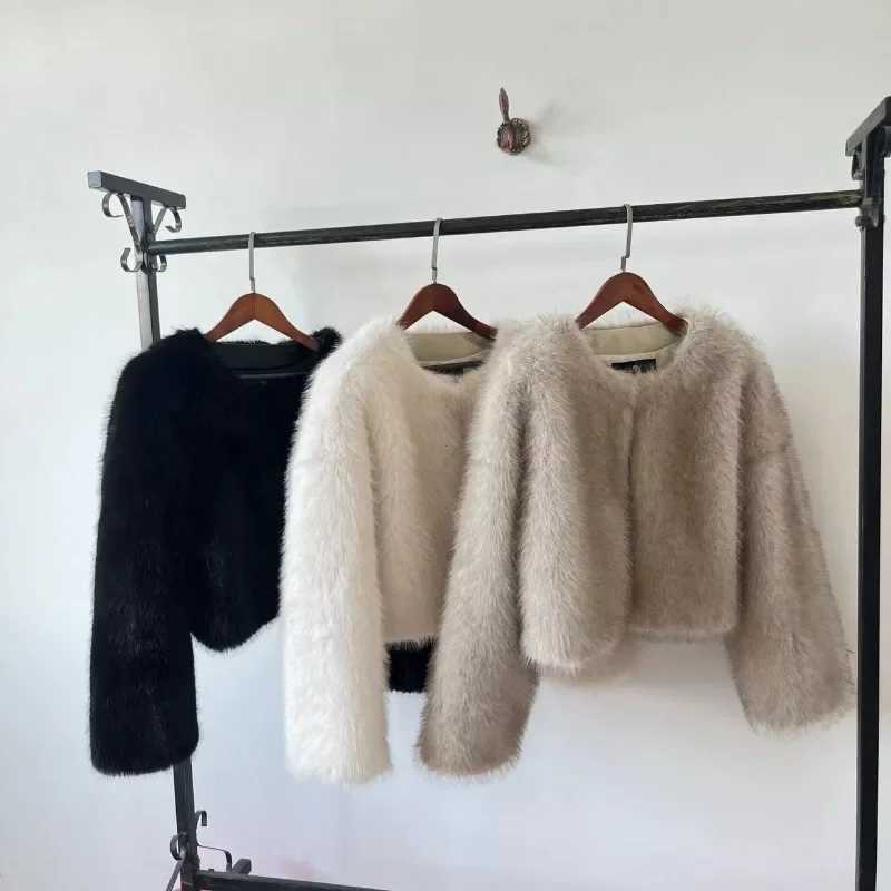 Street Fashion Luxury Brand Gardient Cropped Faux Fur Coat Women Winter Hot Cool Girls Fluffy Short Fur Jacket Y251105