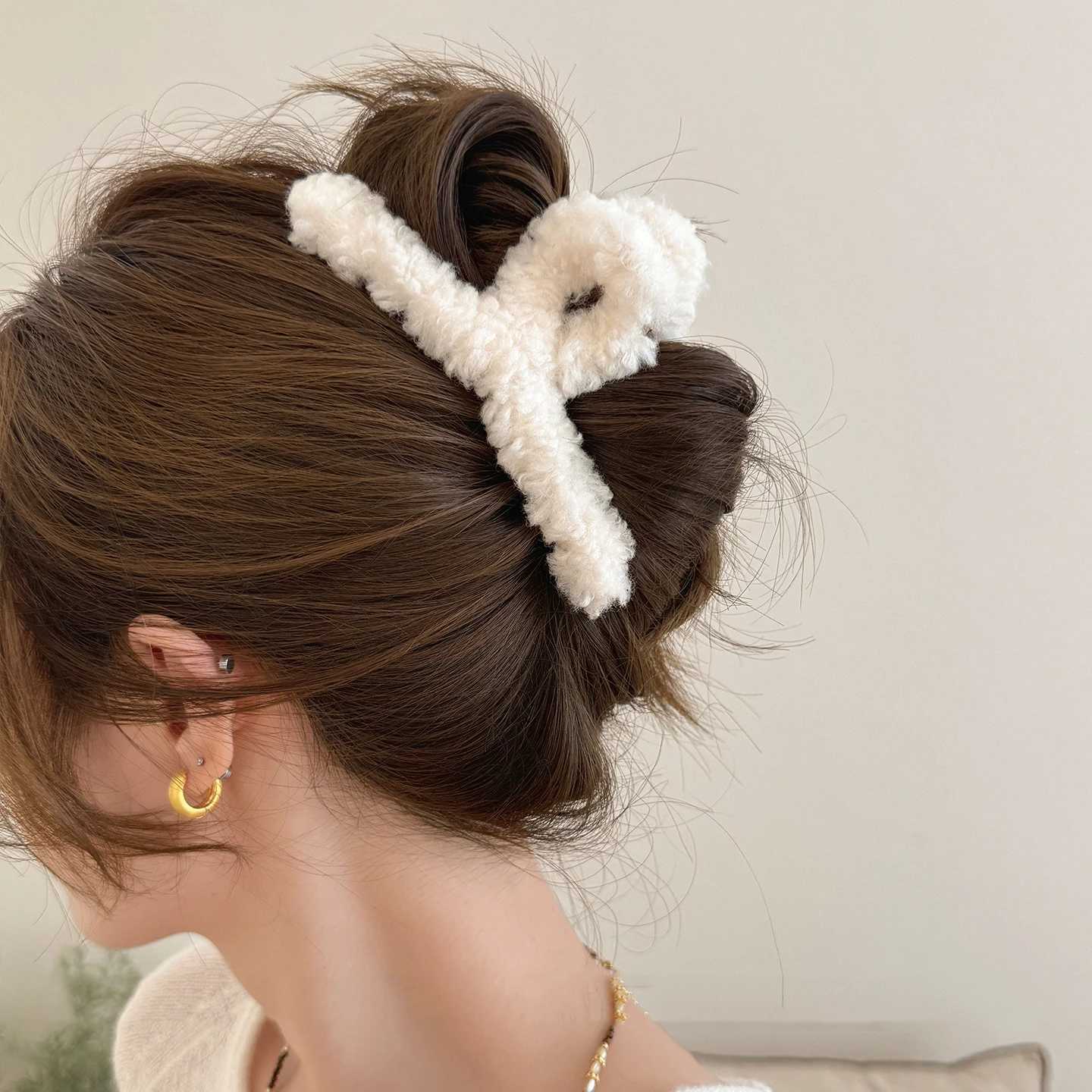 Fashion Faux Fur Hair Claws For Women Autumn Winter Plush Shearling Hair Clips 50 in Large Solid Crab Claw Clips For Thick HairW254021