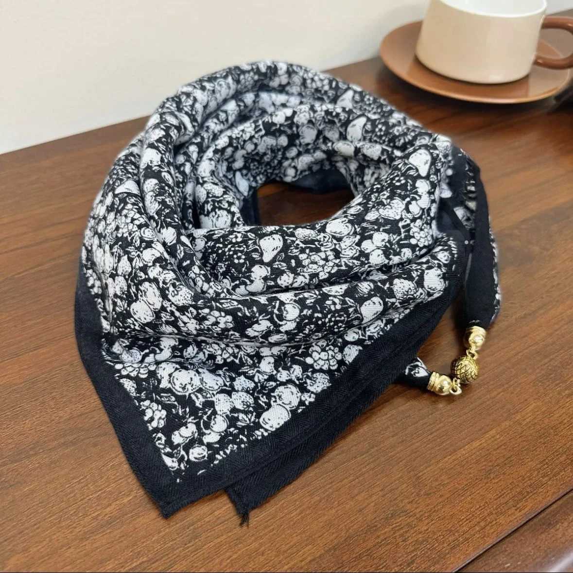 New Style Magnetic Buckle Print Silk Scarf Women New Spring Autumn Wraps Neck Scarf Fashion Cross Scarves Highend Scarves W251021