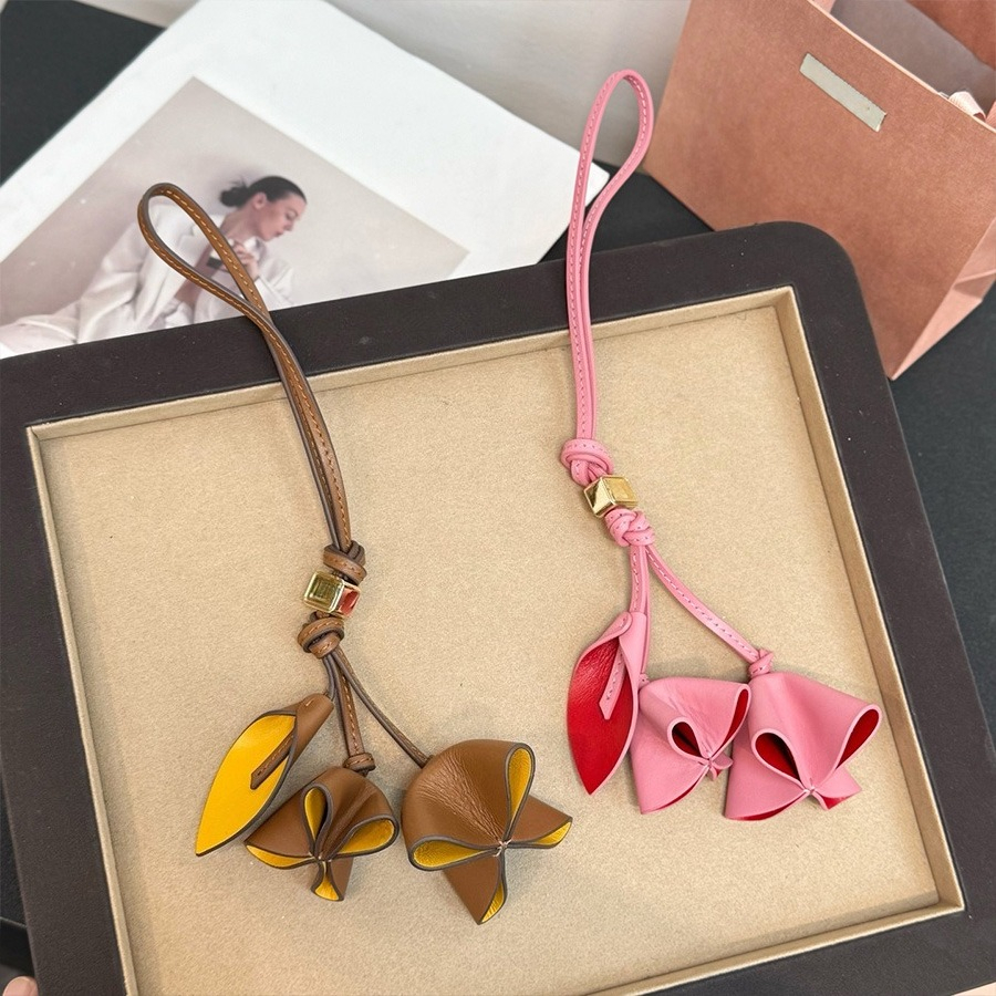Designer Lanyards Leather Baseball Cap Style Mini Fashion Accessories Ornament Keychain Headphones Exquisite Flower Pendant Decoration With Box 555