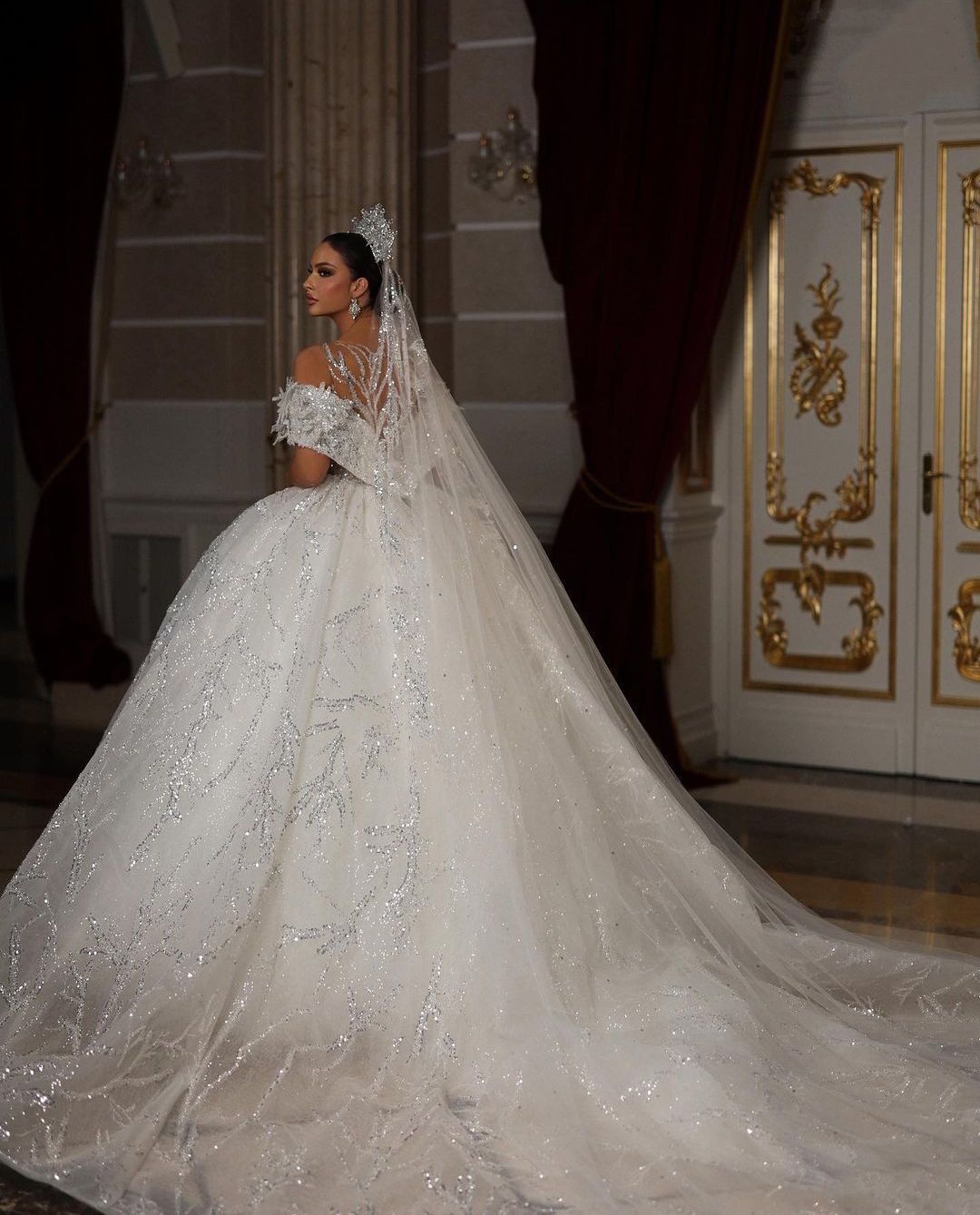 Luxury Ball Gown Wedding Dresses Sleeveless V Neck Off Shoulder Sequins Appliques 3D Lace Bridal Gowns Beaded Formal Dress Plus Size Custom Made Vesti