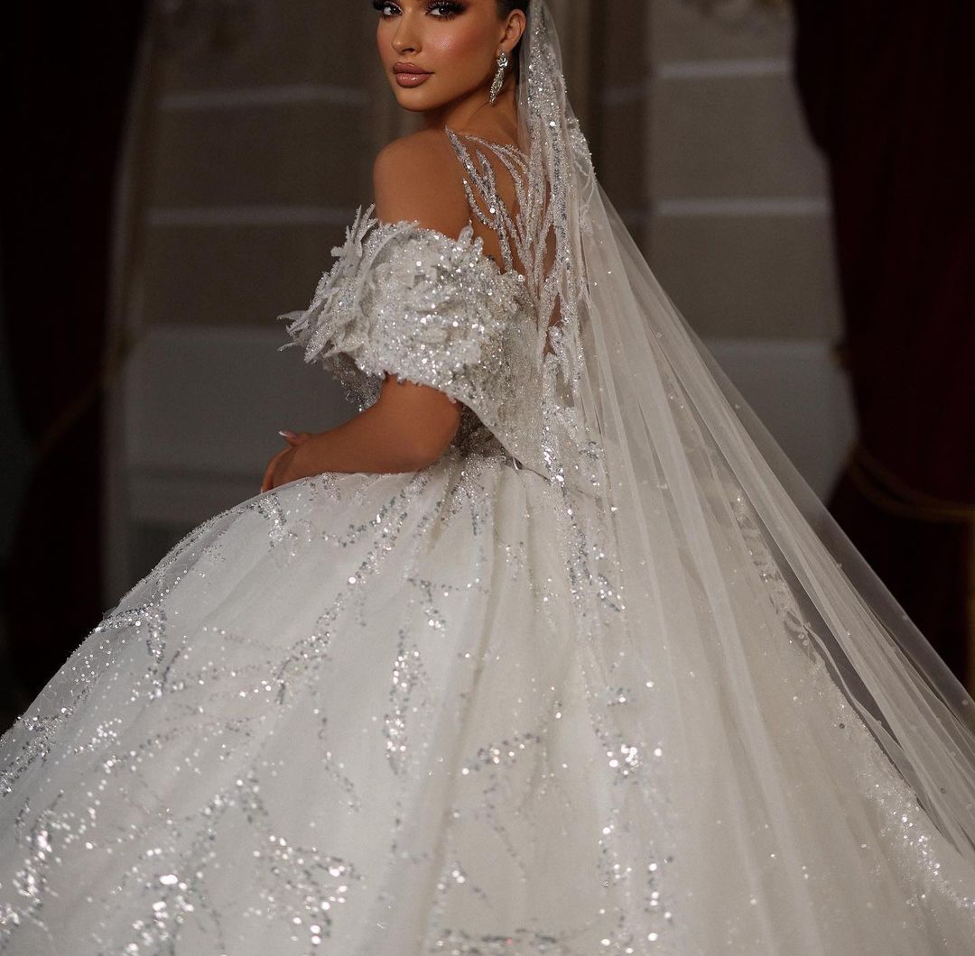 Luxury Ball Gown Wedding Dresses Sleeveless V Neck Off Shoulder Sequins Appliques 3D Lace Bridal Gowns Beaded Formal Dress Plus Size Custom Made Vesti