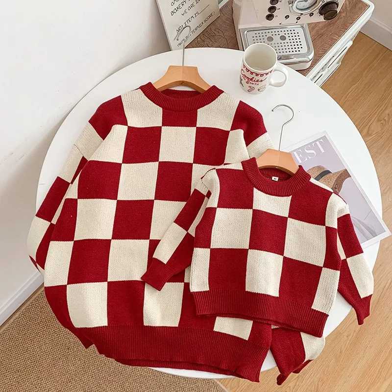 Parent Child Autumn Winter Knitwear Top Family Matches Plaid Knitting Mother Dad Childrens Clothes Fashion Checkerboard Sweater L251021SKV9