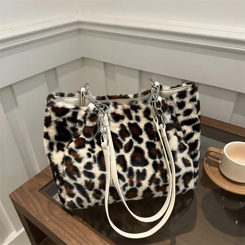 Winter Fashion Leopard Print Plush Womens Bags Are Versatile Casual Trendy Premium Texture Large Capacity Shoulder Handbag 251021