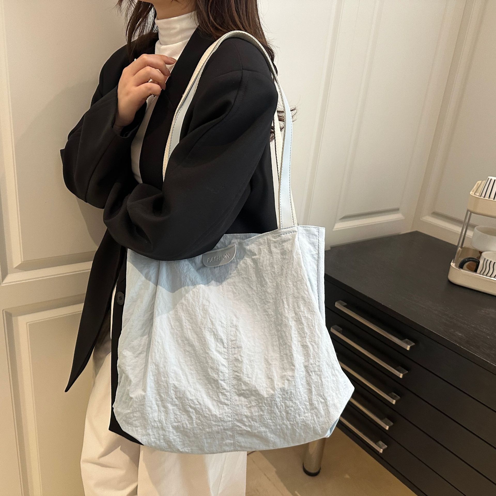 Latest popular fashion designer casual commuting simple college student casual practical handbag