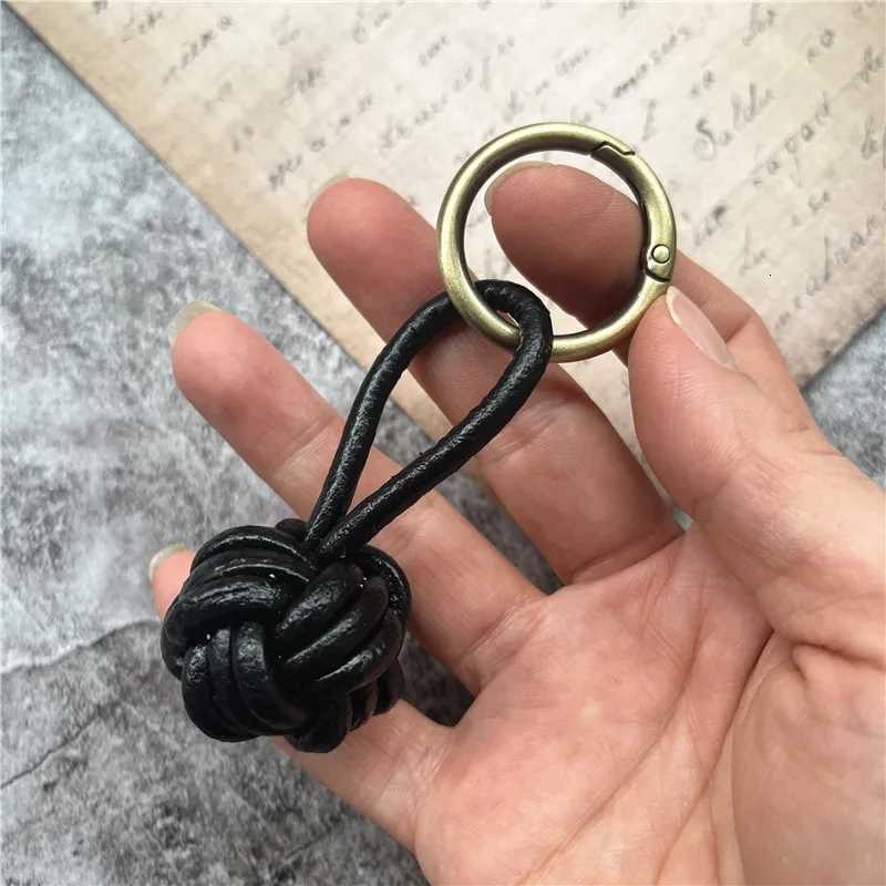 Key Chain Metal Keyring Genuine Leather Personalized Keychains Cowhide Lanyard Braided Keychains for Car Lanyard Retro Key Tag W251021