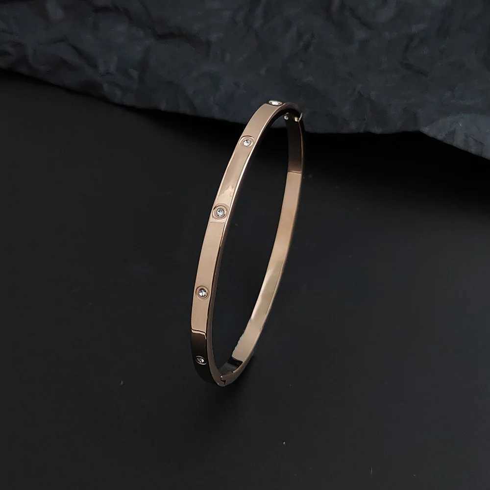 Classic babys breath inlaid zircon Oshaped buckle bracelet highquality goldplated womens bracelet wedding party jewelry J251021