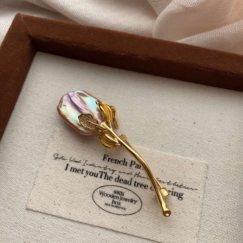 Brooch Designer luxury brooches for Women Copper plated with 18K gold Natural Baroque Pearl Flower Elegant High-end Unique Festival gift