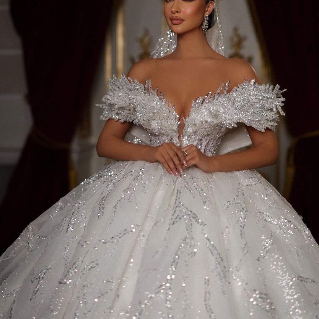 Luxury Ball Gown Wedding Dresses Sleeveless V Neck Off Shoulder Sequins Appliques 3D Lace Bridal Gowns Beaded Formal Dress Plus Size Custom Made Vesti