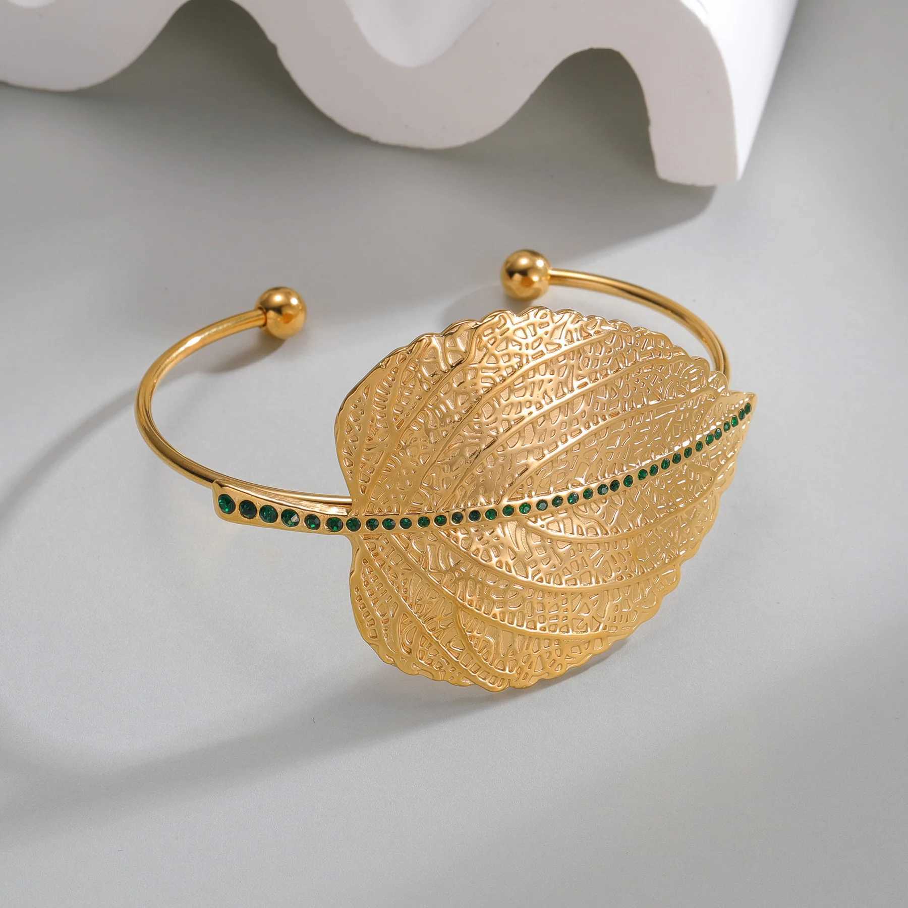 Freetime Luxury Green Stone Leaf Shaped Bangle Gold Color Stainless Steel Open Bracelet Jewelry Accessories for Women J251021