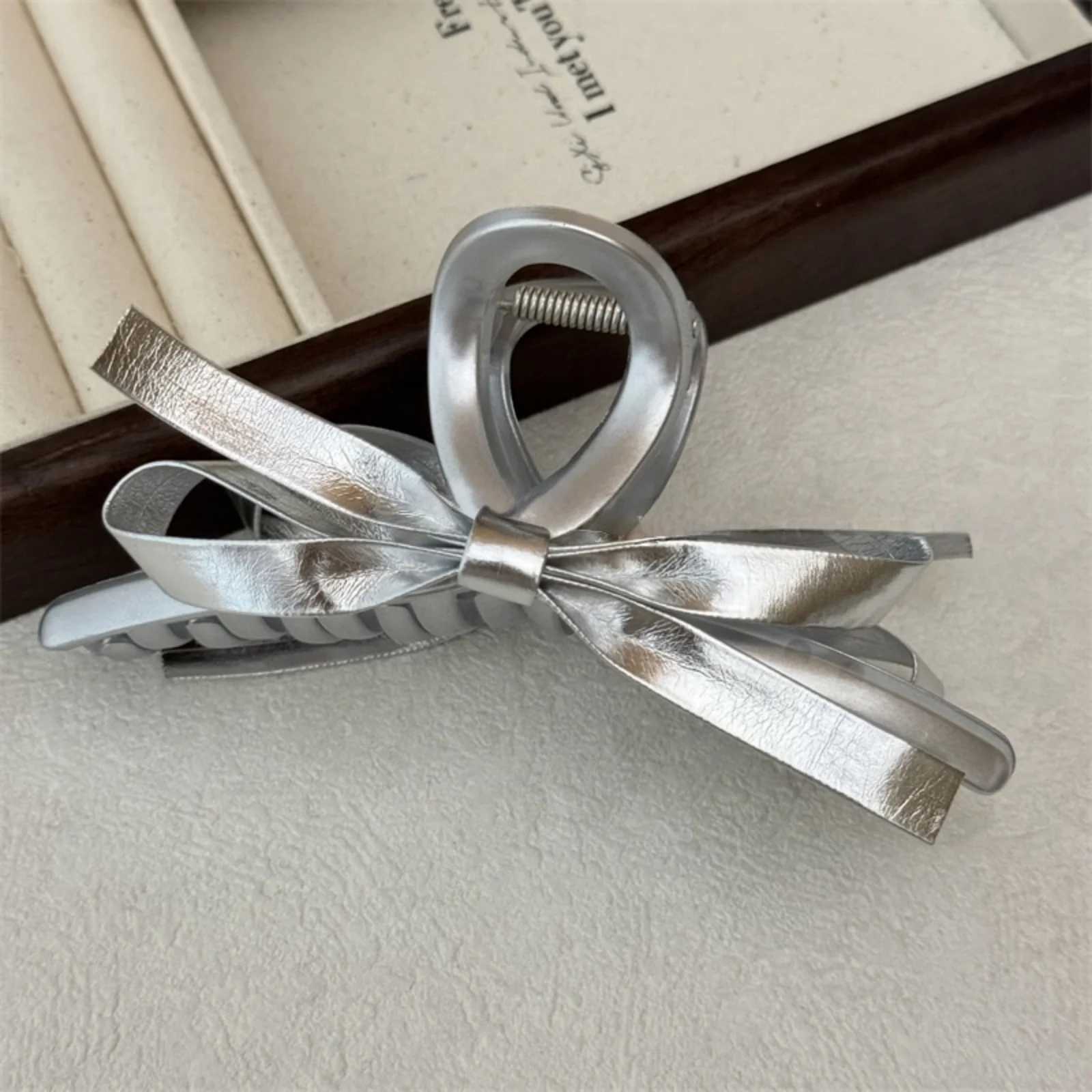 1PC Advanced Sense Headdress Temperament Silver Leather Bow Grab Clip Female Back of Head Shark Clip Hundred HairpinW254021