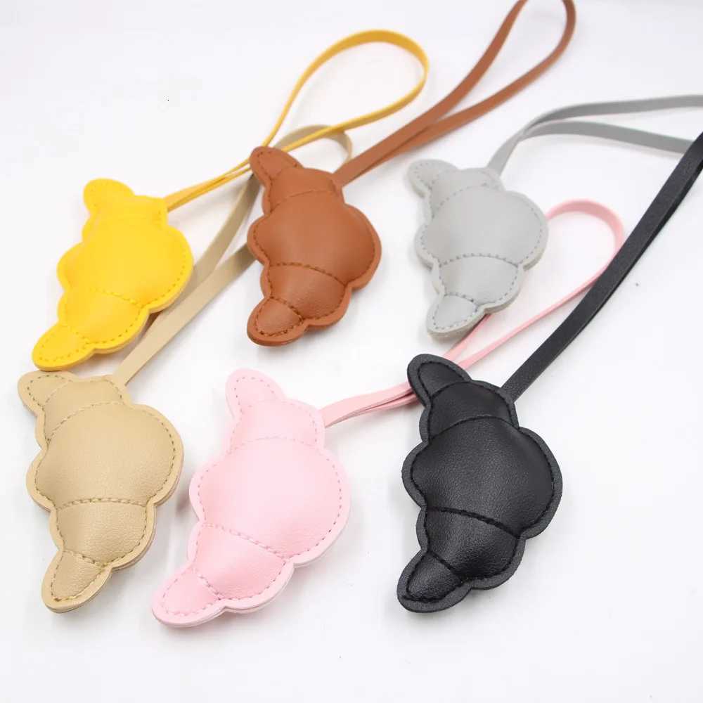 Cute Croissant Keychain Cat Cartoon Simulation Food Creative Leather Model Pendant for Men Women Keychains Friends Jewelry Gift W251021