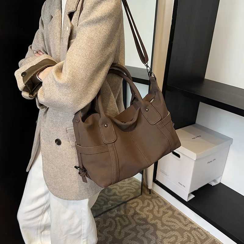 Korean retro large capacity womens bag 2024 new fashion frosted tote bag travel work handbag Z251018