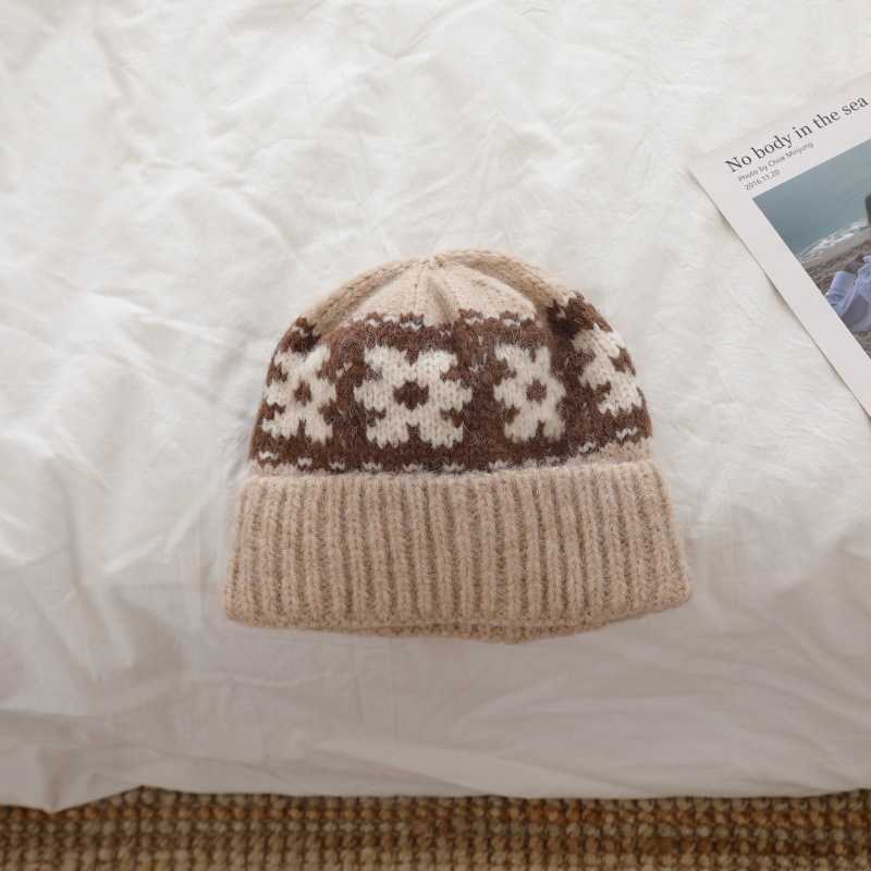 Floral Knitted Stylish Warm Wool Hat for Women Autumn and Winter Ear Protection Round Cold Hat Winter Knitted Hat College Style H251020