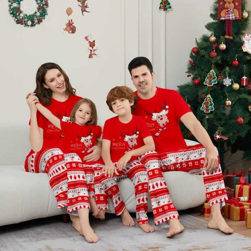 2025 New Year Clothes Short Sleeve Christmas Pajamas Mother Father Kids Matching Outfit TopTrousers 2 Pieces Suit Xmas Look Pjs L251021TF9B