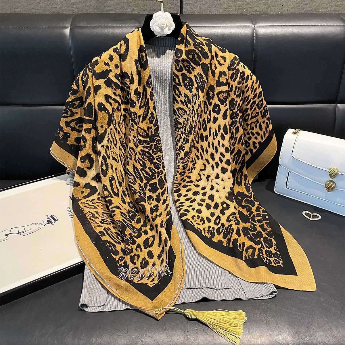 Luxury opard Print Satin Silk Square Scarf for Wen Shawl Hijab Neckerchi Fa Hair band Fashion Wrap Bandana NewW251021