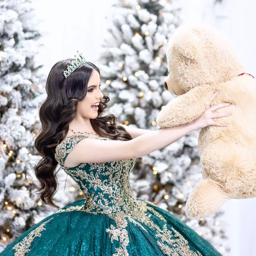 Sparkly Emerald Green Princess Quinceanera Dress 2025 Off Shoulder Gold Applique Beaded Sweet Gown Luxury Vestidos de 15 A061