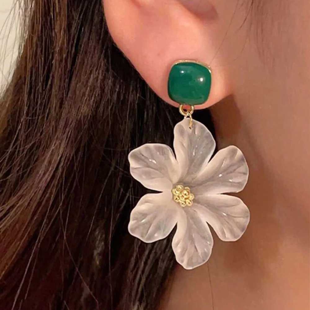 White Flower Charm Square Metal Green Epoxy Drop Earrings For Women Bohemia Romantic Camellia Flower Dangle Earrings Luxury J251021