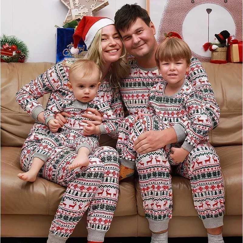 2025 Christmas Family Matching Pajamas Elk Print Mom Dad Kids Clothing Set Baby Romper Soft Sleepwear Holiday Look Pjs Xmas Wear L251021Y1PS