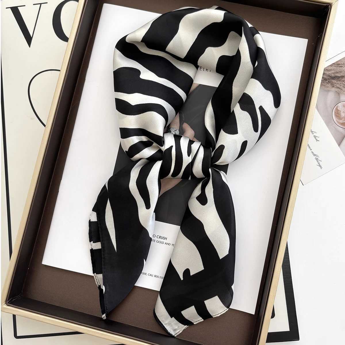 New Literary Fashionab Bandana Imitation Silk 7070cm Tpeent Square Scarves Wen SpringSummer Soft Satin ScarfW251021