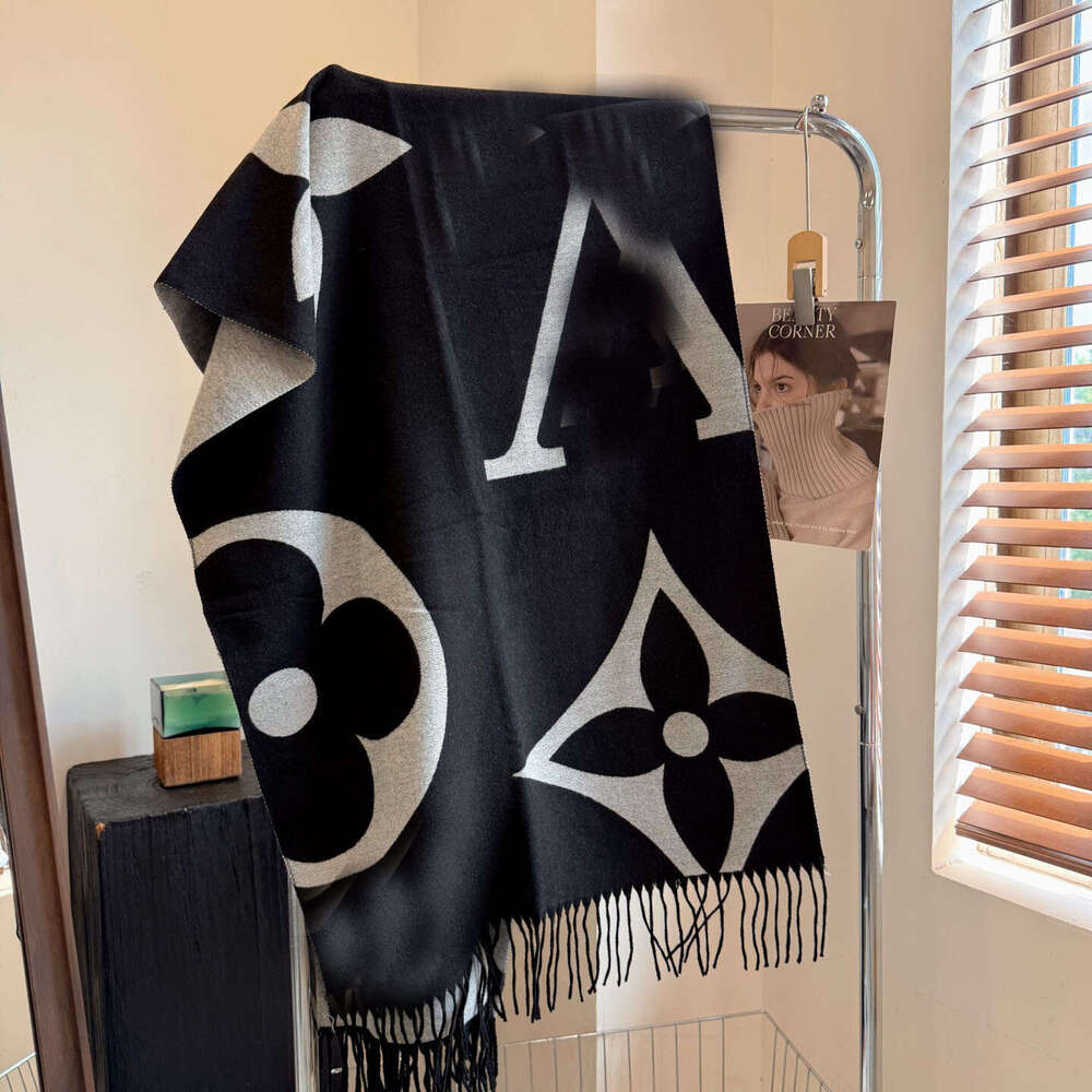 Designer Top Wool Scarves For Women Elegant Scarf Mens Embroidery Scarves Winter Outdoor Wool Cowhide Accessories Christmas Gift Colorful perfect GG