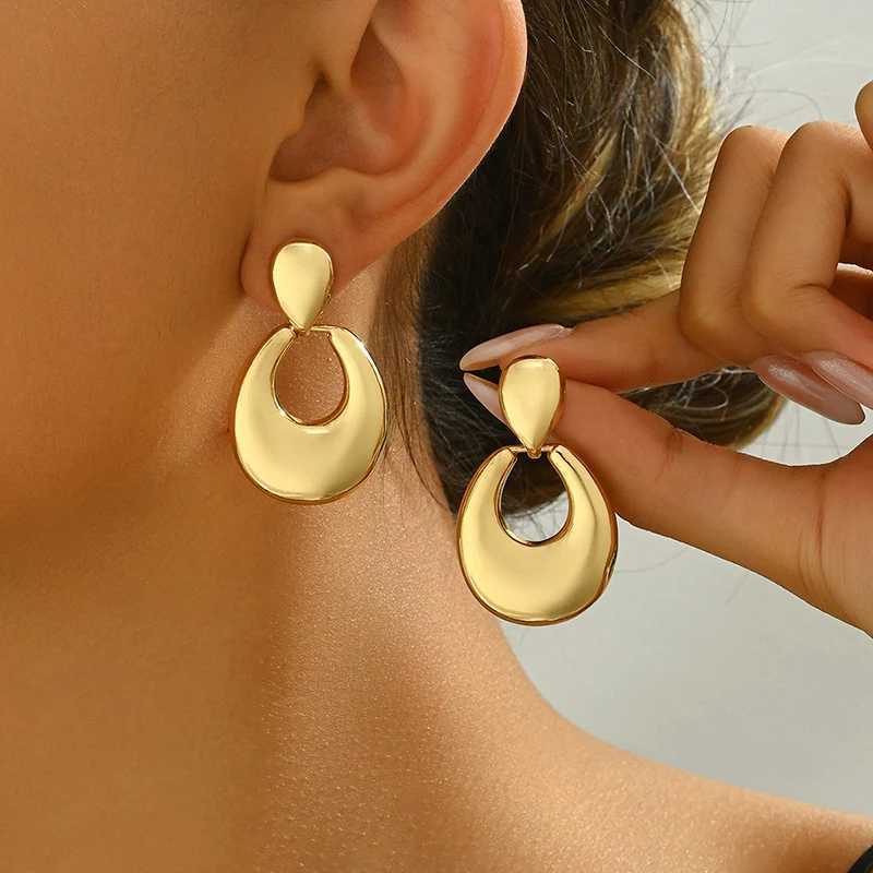 Vintage Golden Smooth Teardrop Clip on Earrings for Women Metal Thick Geometric Non Pierced Drop Earring Statement Party Jewelry J251021